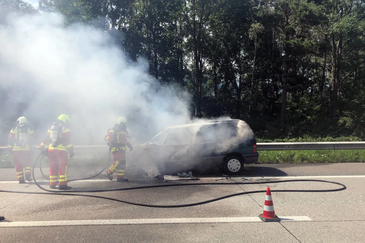 Brand A13 Weite SG – Auto auf der Autobahn in Flammen aufgegangen