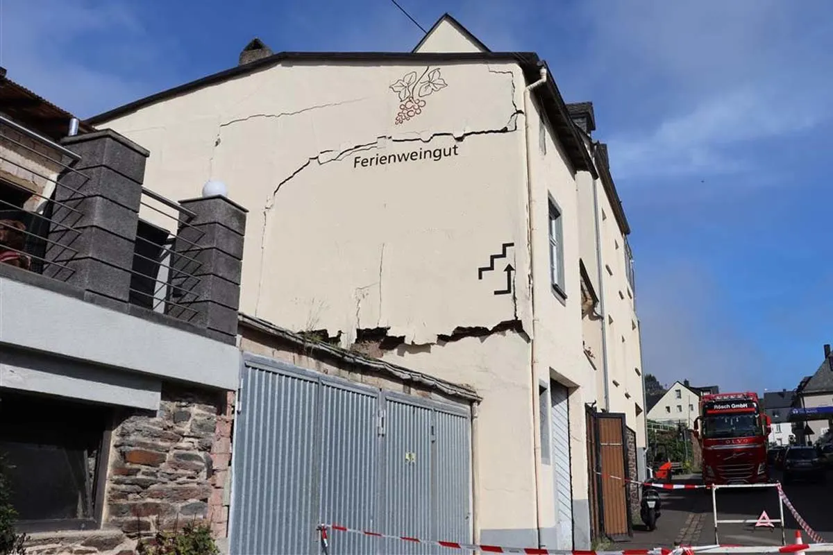  Reil - Hauswand droht auf Straße zu stürzen