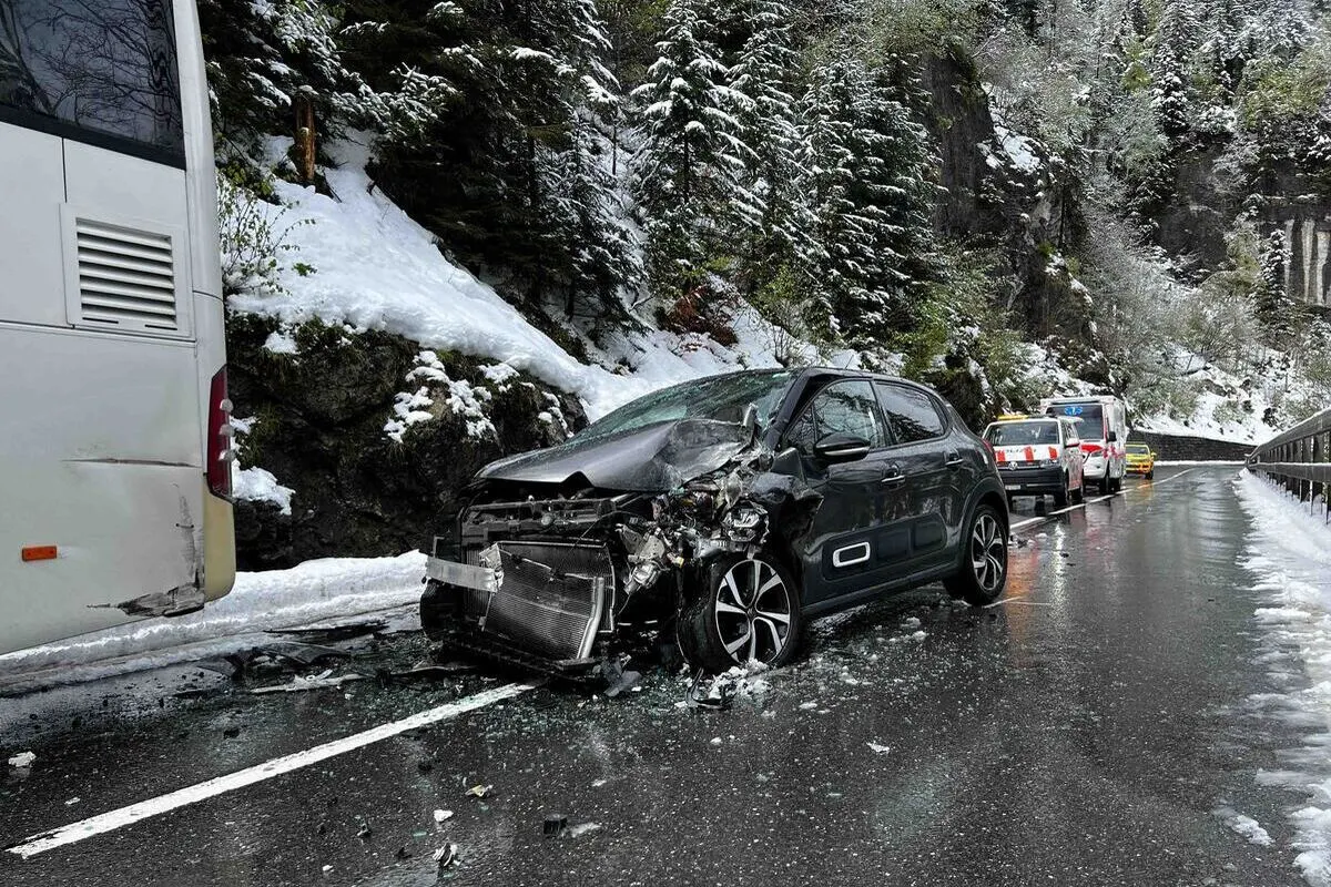 Sarnen OW - Unfall am Brünigpass fordert mehrere Verletzte
