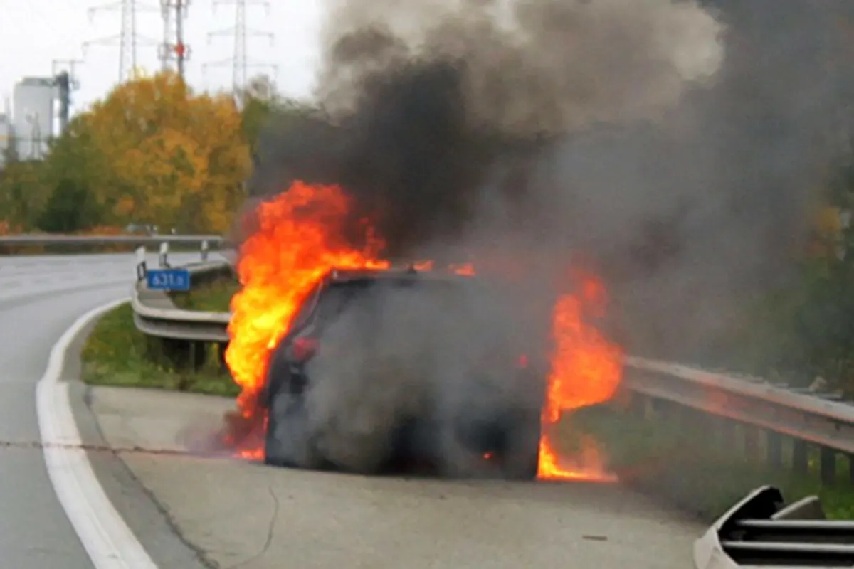 Kaiserslautern - Fahrzeugbrand führt zu Vollsperrung