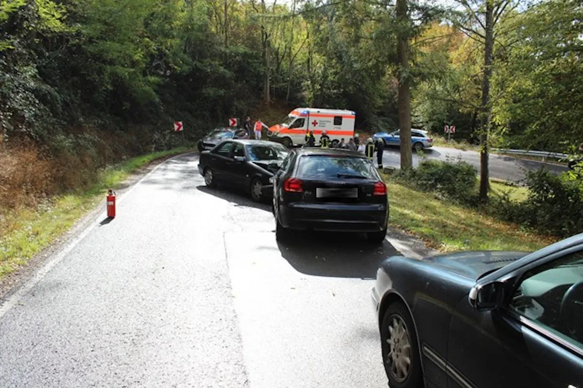 Heinzenhausen – Nach einer Kurve in den Gegenverkehr geraten