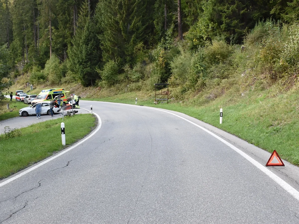 Filisur GR – Motorrad kollidiert mit abbiegendem Auto