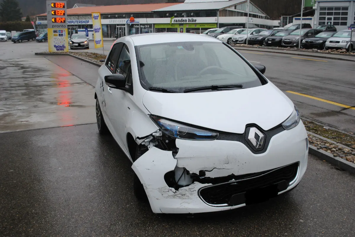 Beringen SH - Seitliche Frontalkollision zwischen zwei Autos 