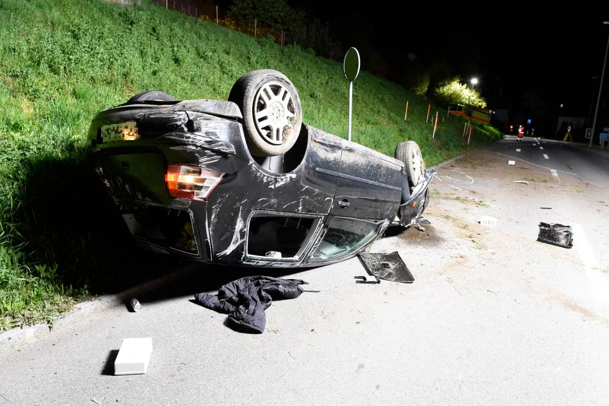 Benken ZH – Fünf Jugendliche nach Raserfahrt verunfallt und verletzt