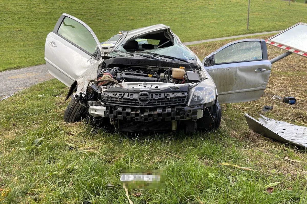 Heftiger Unfall in Uerkheim AG – Auto überschlug sich
