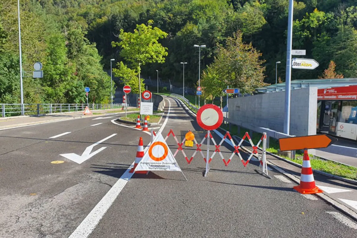 Flüelen UR - Axenstrasse nach Steinschlag wieder gesperrt