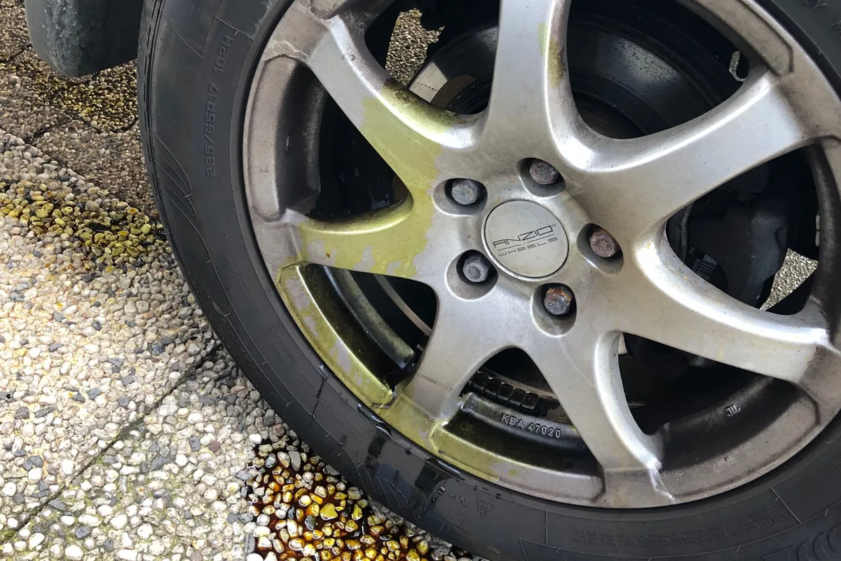 Die Polizei Essen sucht Zeugen: Unbekannte beschmieren Bremsen eines geparkten Fahrzeugs mit ölartiger Substanz