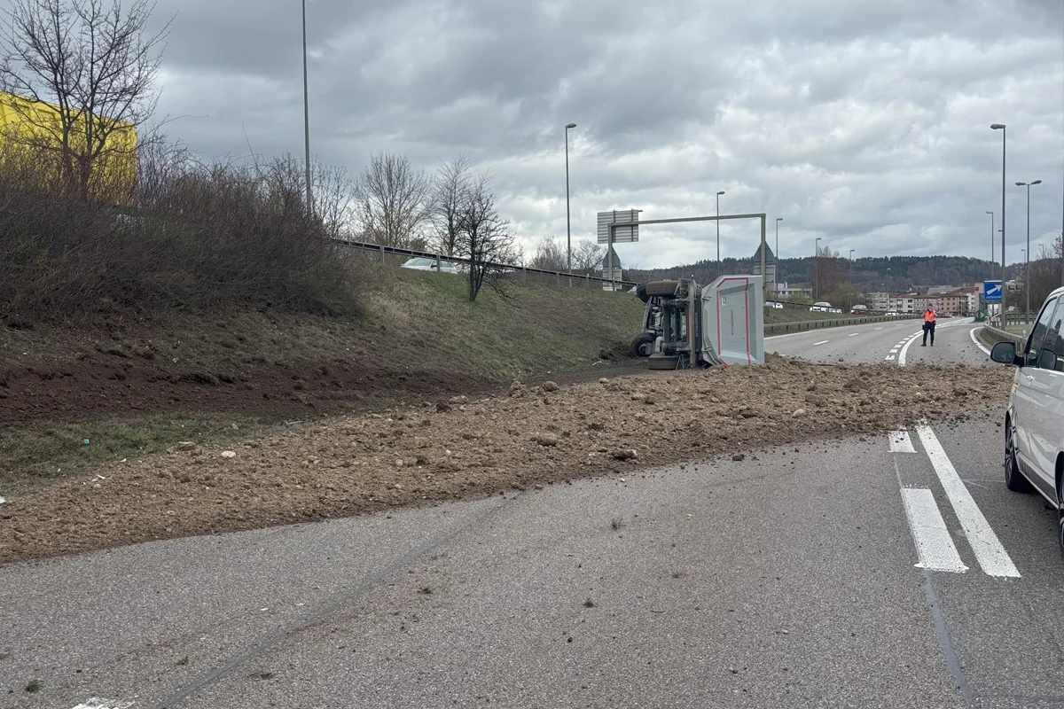 A51 Kloten ZH – Lastwagen verliert 20 Tonnen Erde bei Unfall