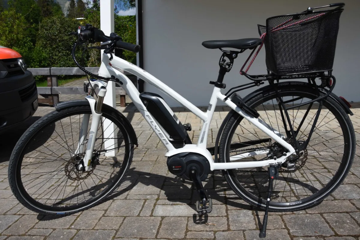 Unterwasser SG - Wegen Biene im Fahrradhelm - Mann und Frau müssen nach Velounfall hospitalisiert werden