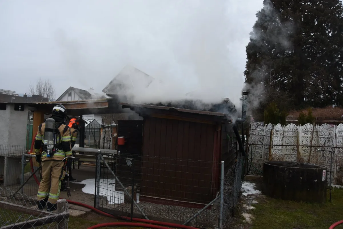 Rapperswil-Jona SG - Gartenhaus gerät in Brand