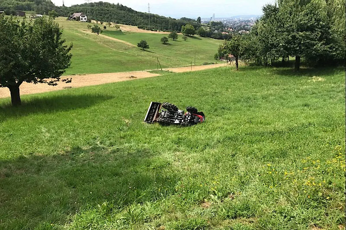 Muttenz BL - Traktor überschlägt sich