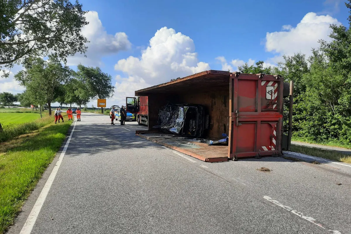 Rendsburg – LKW verliert 5 PKW von Ladefläche