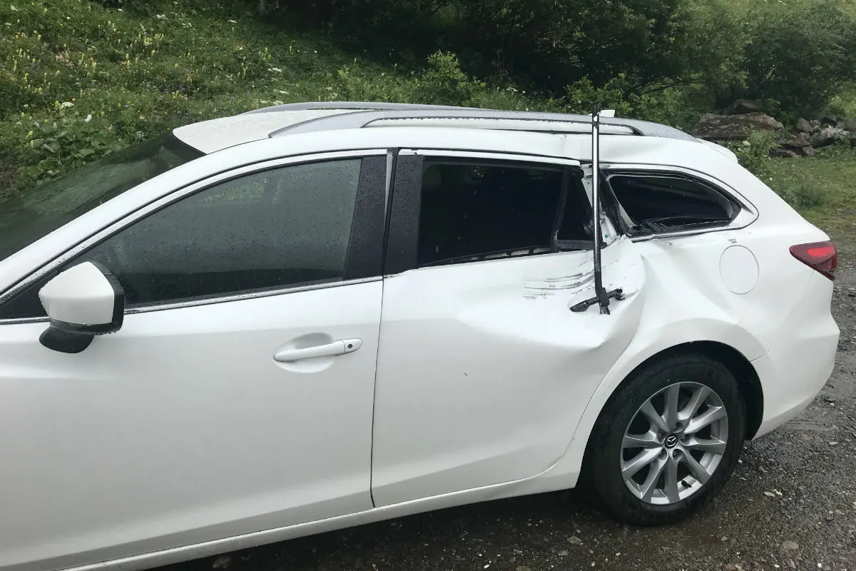 Spiringen UR - Herabfallender Stein prallt gegen Auto