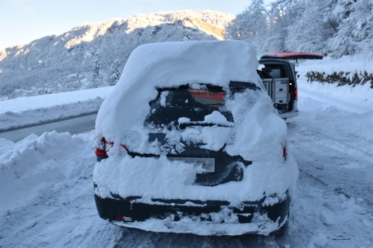 Rueun GR - Auto nicht richtig vom Schnee befreit und ohne Führerschein am Steuer