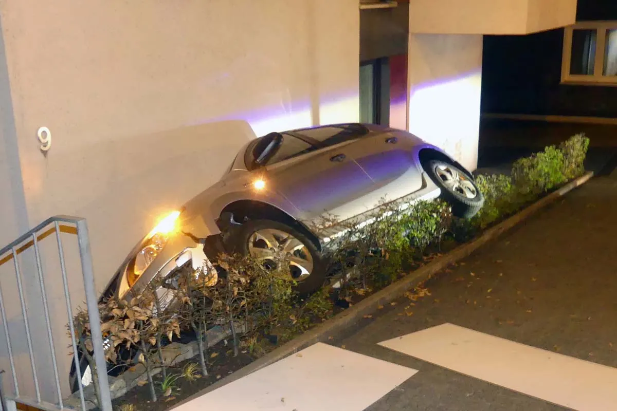 Gummersbach - Mit Autofahrer senkrecht an Hauswand gelandet