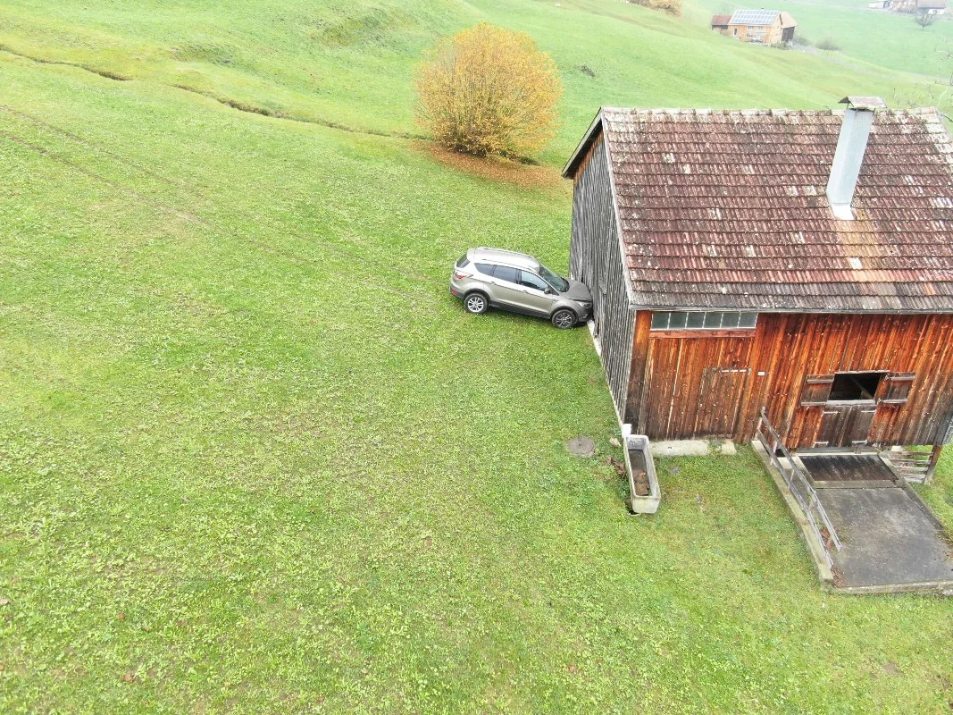  25'000 Franken Sachschaden in Grabs  SG - Auto rollt in Stall