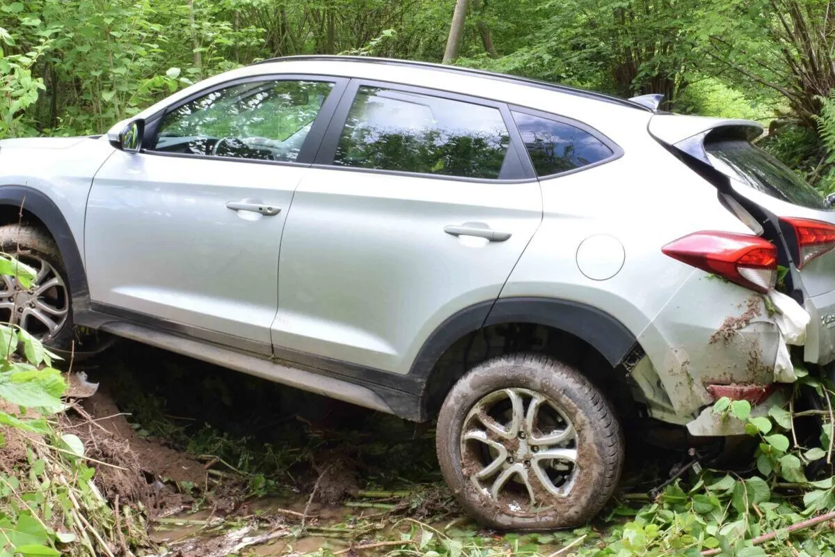Sempach LU - Parkiertes Auto rollt in Mülitalbach