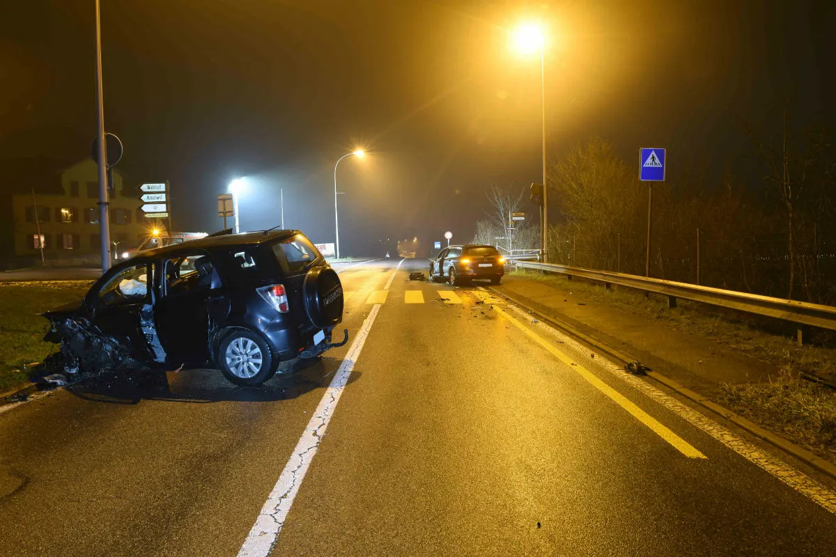 Knutwil LU - Frontalkollision zwischen zwei Personenwagen mit 5 Verletzten