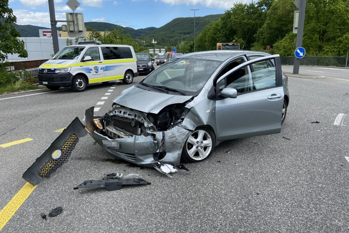 Rotlicht missachtet - 48-Jährige nach Unfall in Aarau verletzt