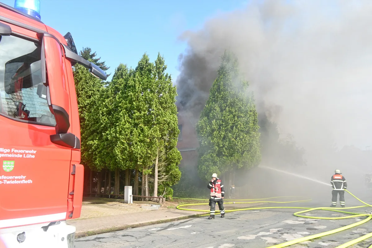 Hollern-Twielenfleth NI – Bewohner (70) bei Brand schwer verletzt