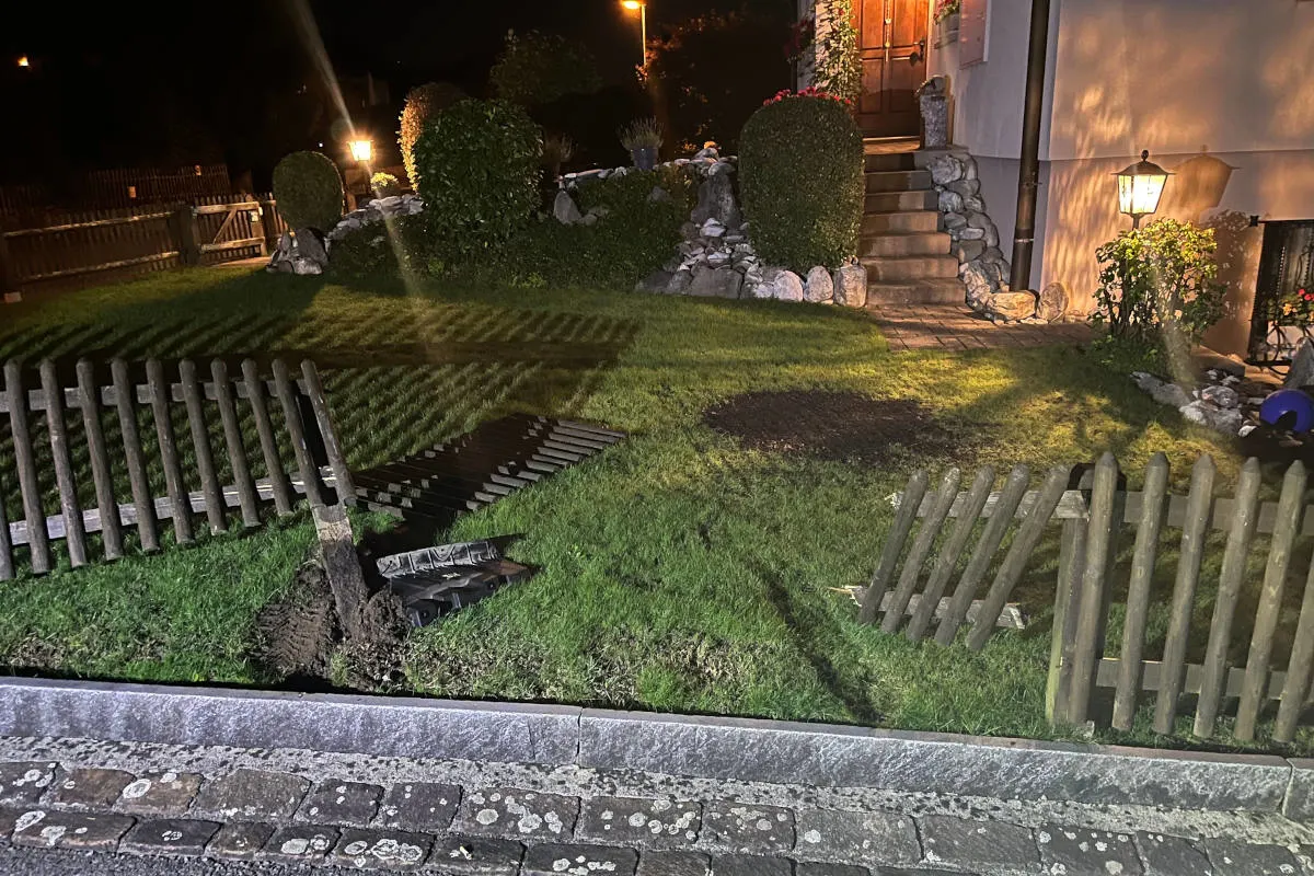 Eschenbach SG – Mit Auto in Holzzaun geprallt – Fahrer alkoholisiert