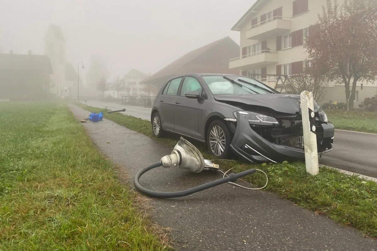 Grosser Sachschaden in Hünenberg ZG - Neulenkerin verletzt sich beim Unfall