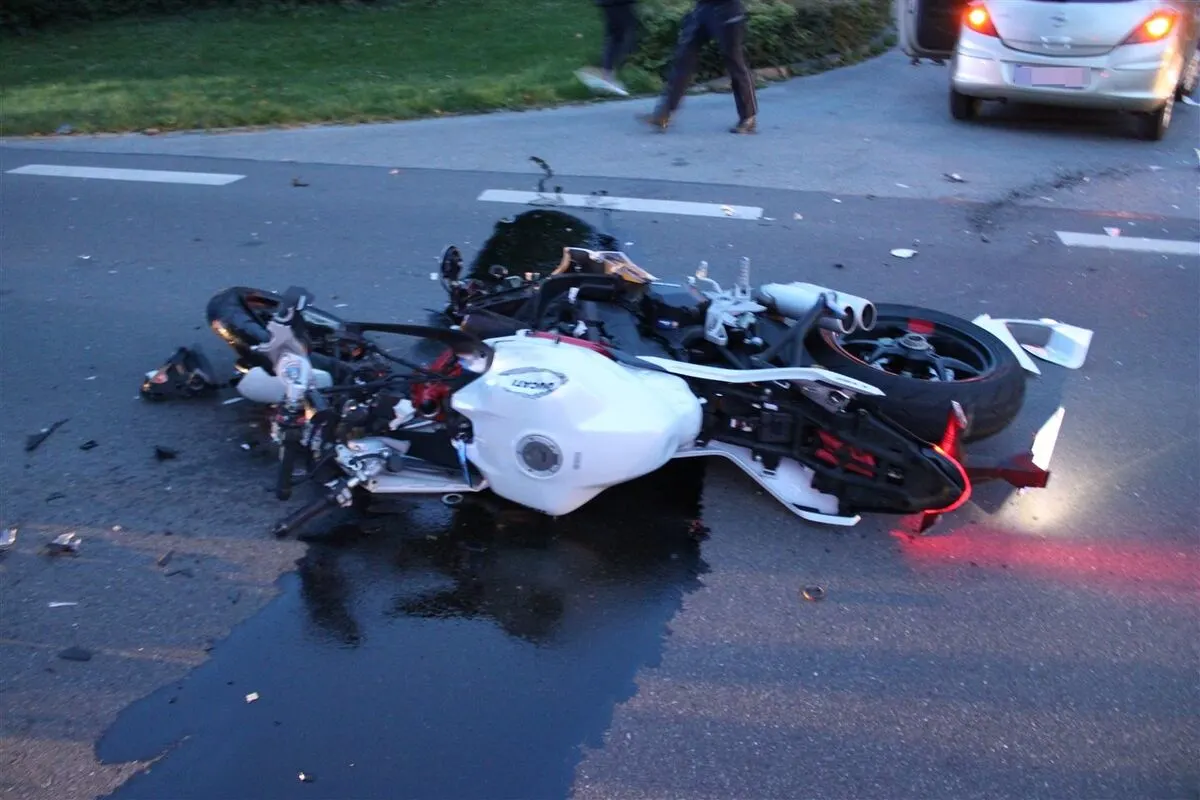 Fabbenstedt NW - Motorradfahrer nach schwerem Unfall im Krankenhaus 