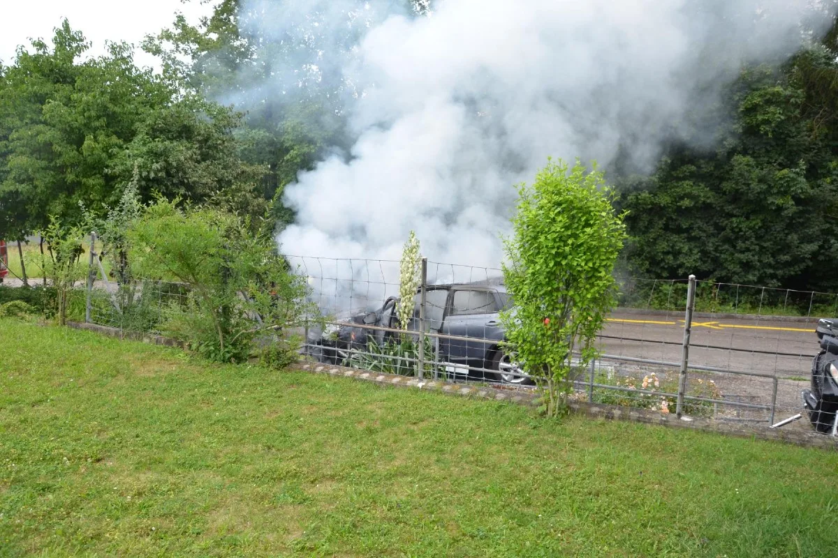 Ittigen BL - Auto gerät während der fahrt in Brand