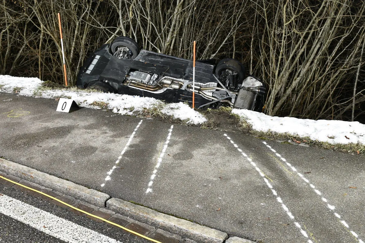 Schrecklicher Unfall in Hausen am Albis ZH – Vier Personen nach Überschlag verletzt