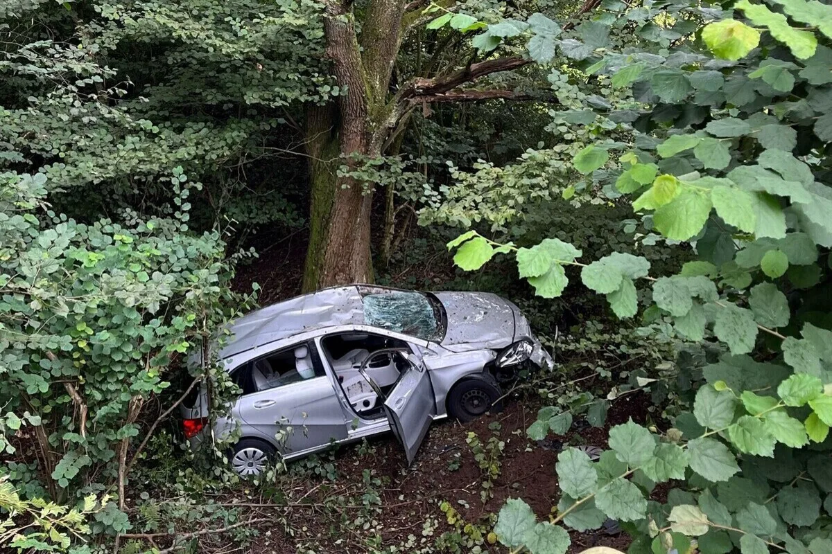 Ennepetal - Mercedes rutscht bei Unfall Böschung hinunter
