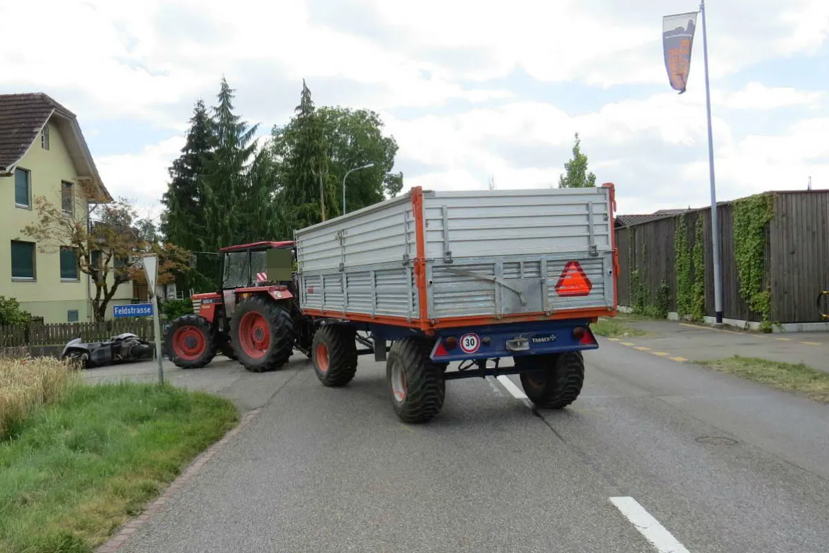 Boswil AG - Rollerfahrer prallt gegen Traktor