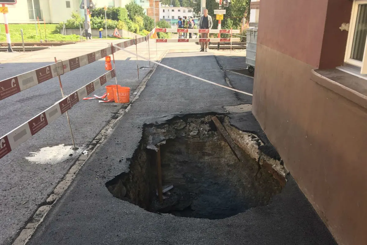 Davos Dorf GR - Arbeitsunfall mit Strassenwalze
