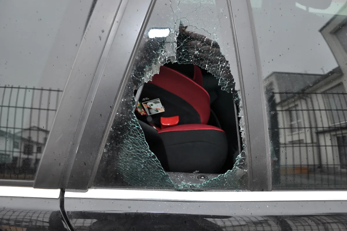 Ratingen – Unbekannte brechen zehn Autos auf und stehlen Bargeld