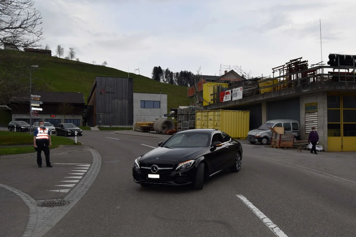 Heiden AR - Rennradfahrer nach Kollision mit Auto verletzt