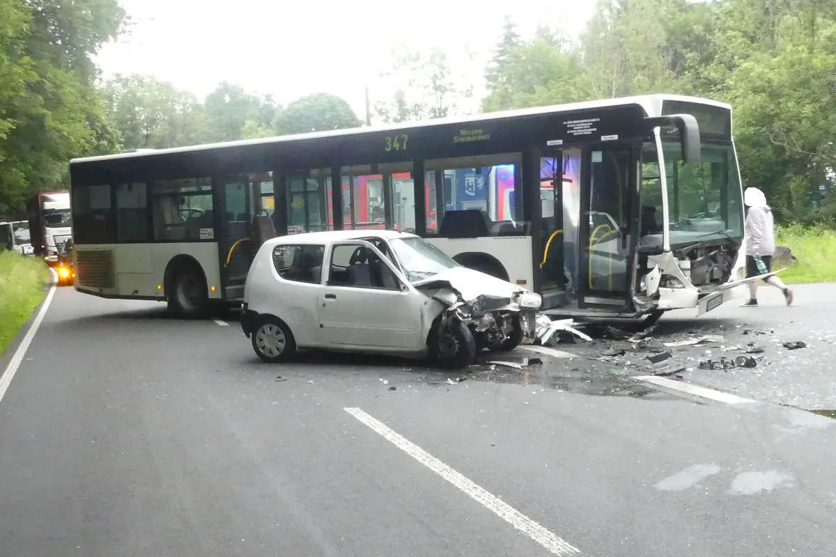 Morsbach – Frontalzusammenstoß zwischen Linienbus und Pkw