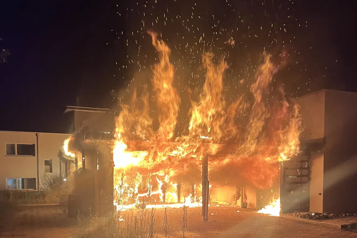 Rain LU - Hoher Sachschaden bei Brand von Unterstand