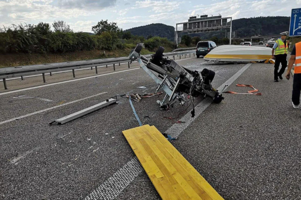 Boot landet auf der Autobahn