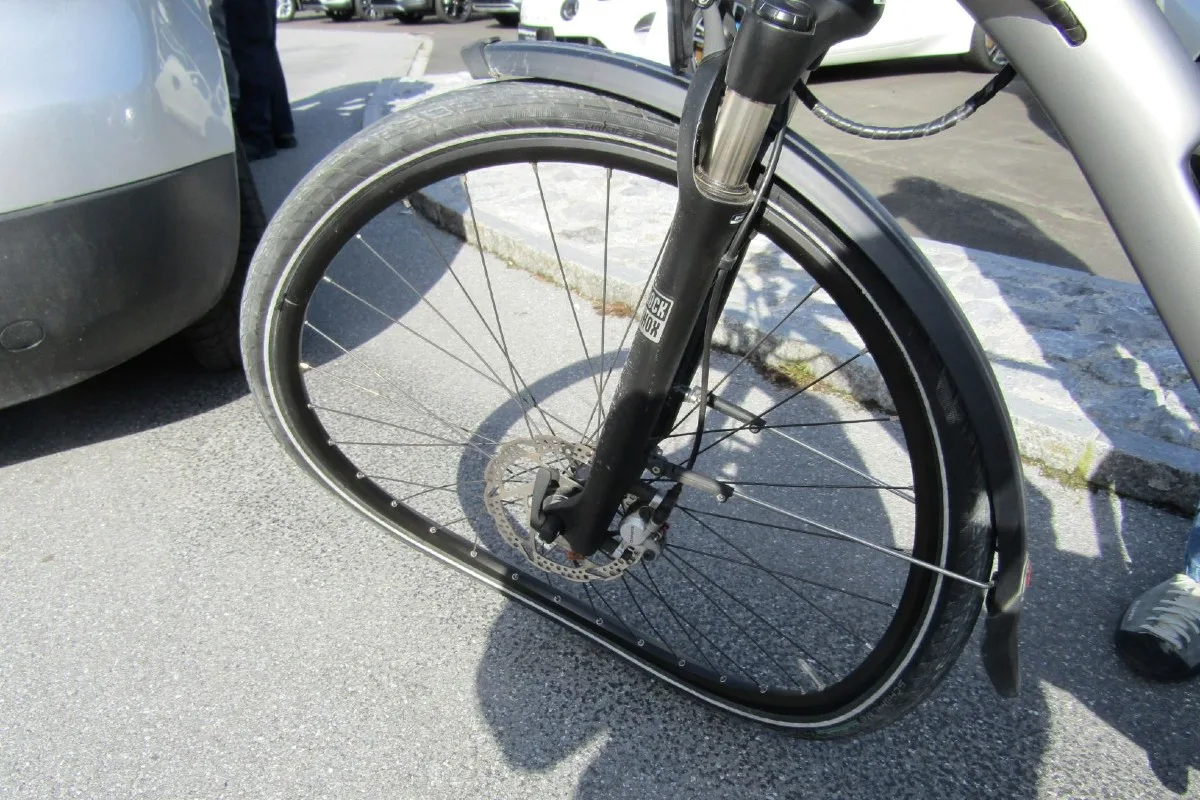 Näfels GL - Autolenkerin schätzt die Fahrtrichtung des E-Bikers falsch ein!