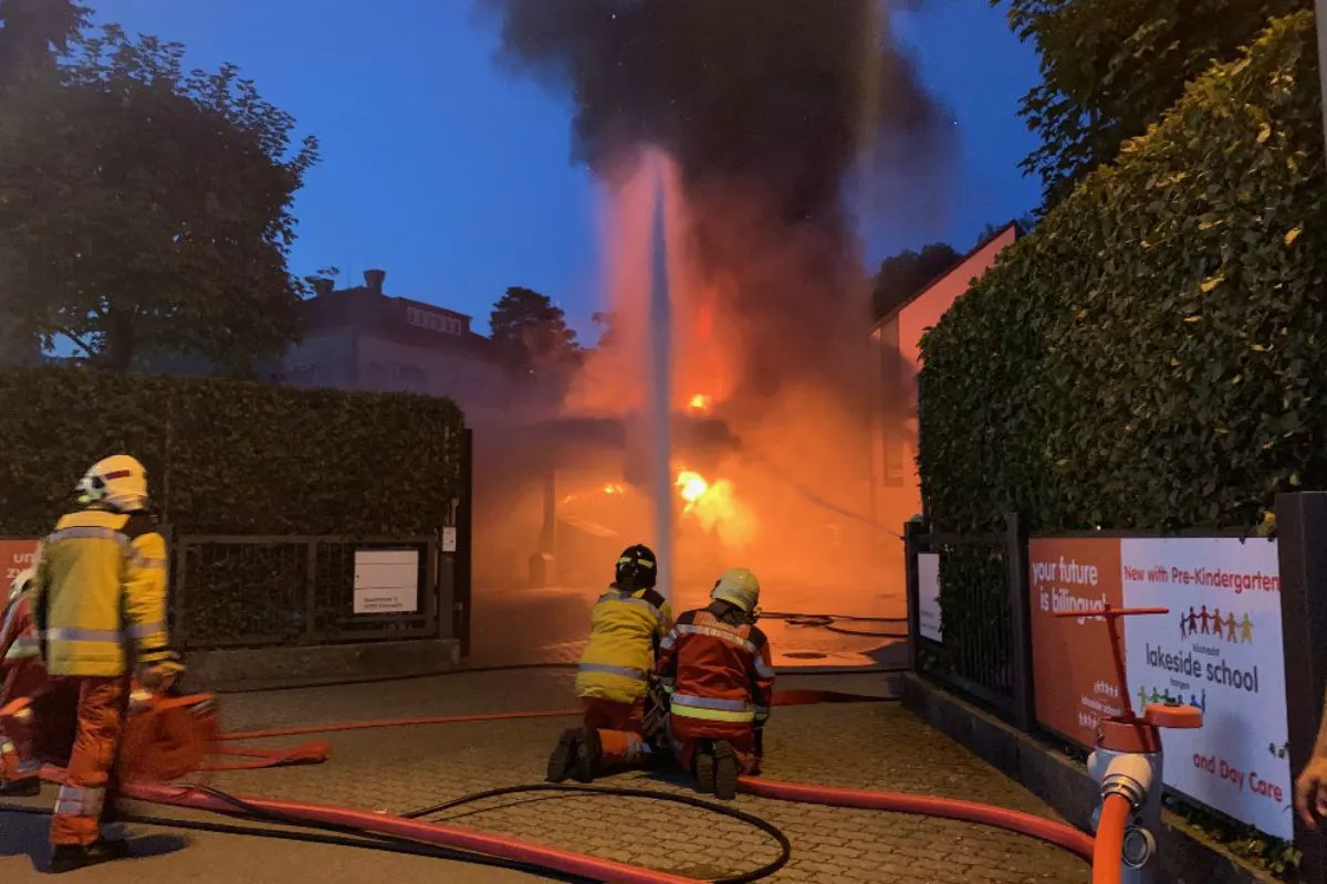 Küsnacht ZH - Hoher Schaden bei Brand von Unterstand