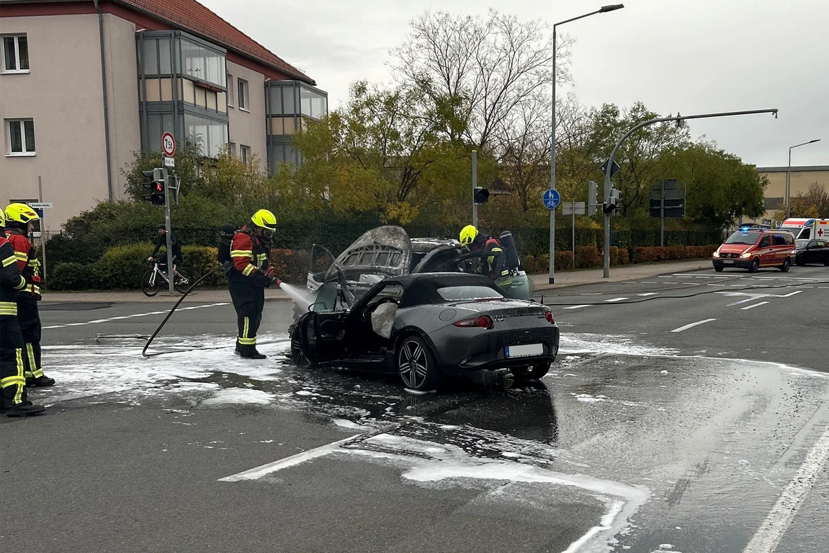 Arnstadt TH – Schwerer Unfall mit zwei Autos löst Fahrzeugbrand aus
