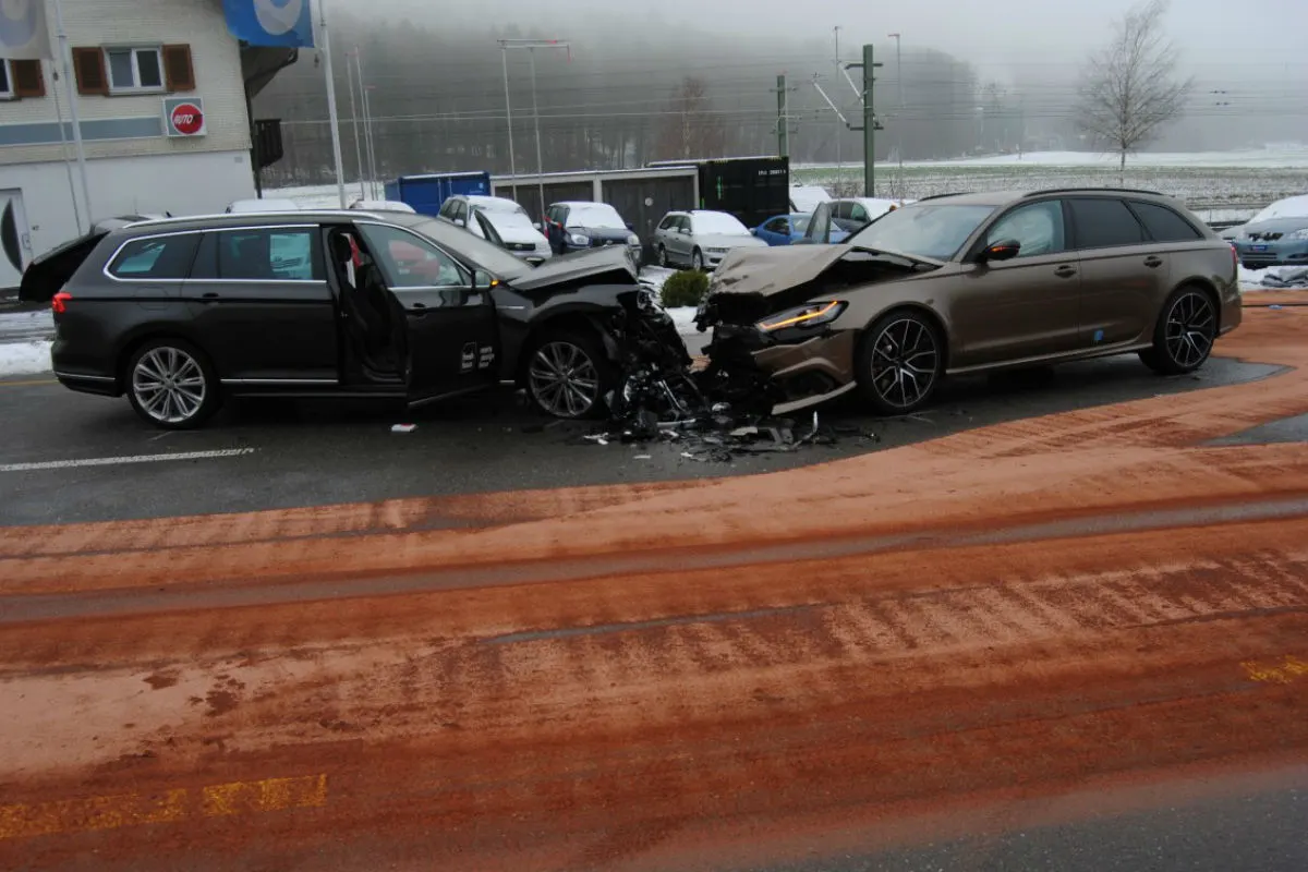 Beringen SH - Frontalkollision zwischen zwei Personenwagen