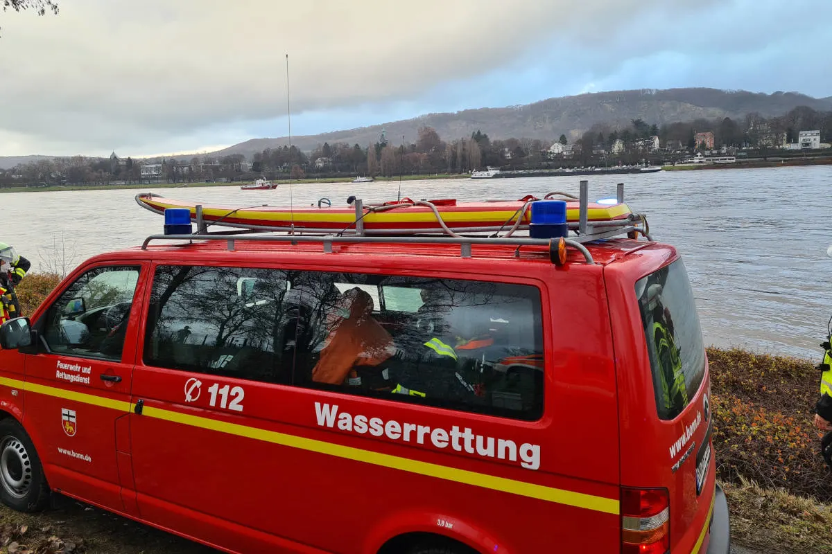 Bonn-Beuel – Person sucht Abkühlung im Rhein, wird vom Wasser mitgerissen und gerät in Lebensgefahr