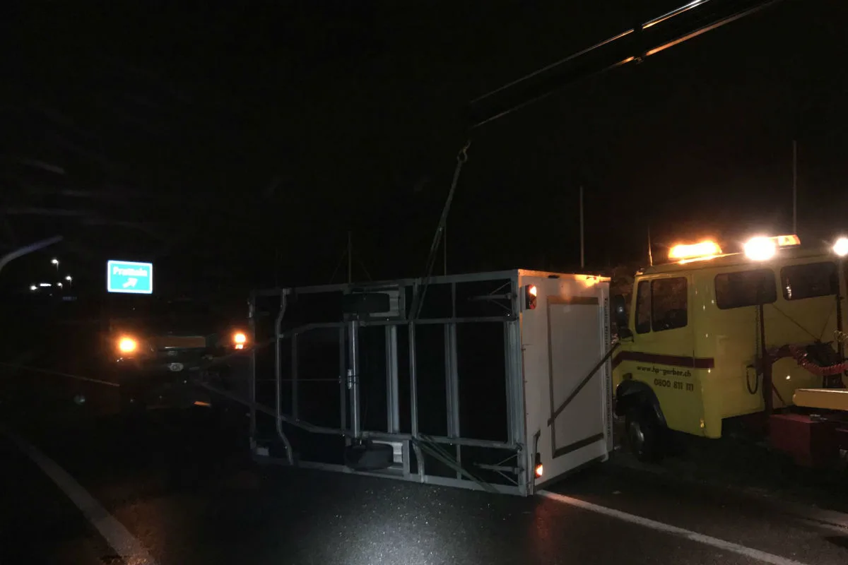Pratteln BL - Anhänger umgekippt – A22 gesperrt