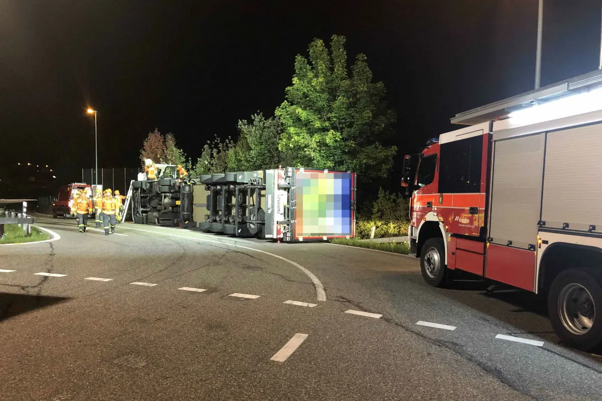 St. Gallen SG - Sattelschlepper mit hängender Ladung gekippt