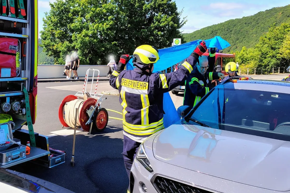 Heimbach NW – Feuerwehr befreit Hund aus überhitztem Auto