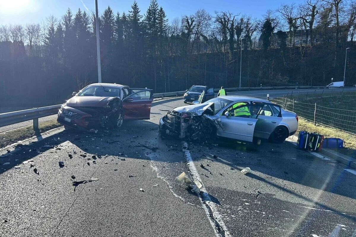 Unfall in Windisch AG – Lenkerin fährt in Kurve geradeaus