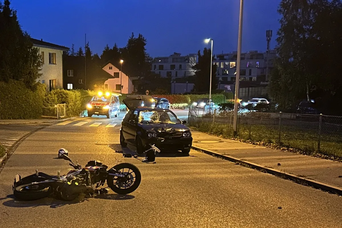 Altendorf SZ - 16-jähriger Motorradfahrer bei Unfall erheblich verletzt