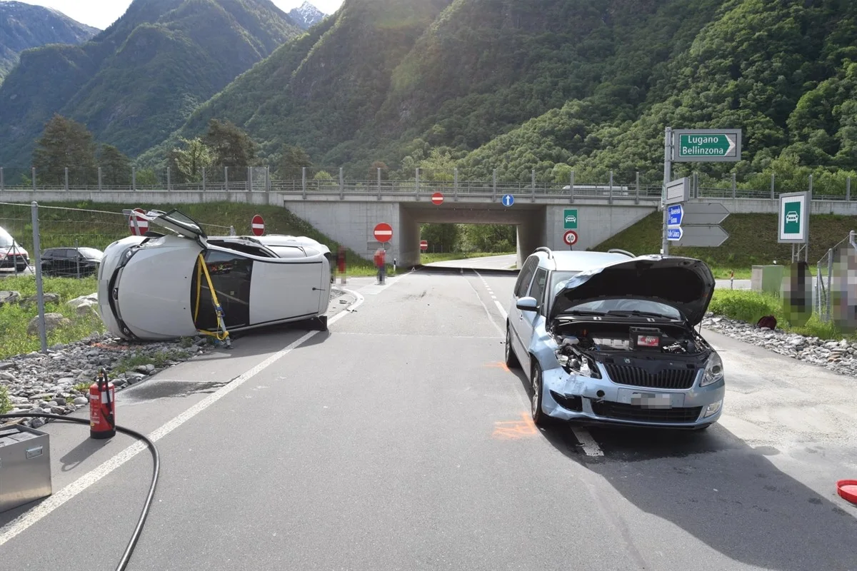 Roveredo GR - Heftige Kollision mit einer verletzten Person