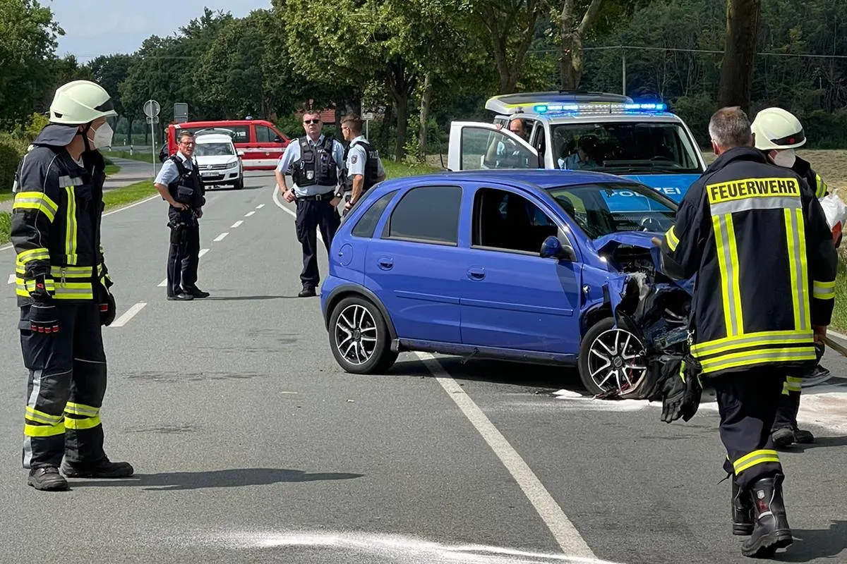 Bedburg-Hau – Gegen Baum geprallt – Fahrer aus Fahrzeug gerettet