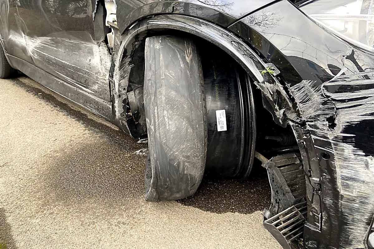 Unfall ohne Führerausweis in Erlinsbach AG - Auto kollidiert mit Mittelschutzpfosten!